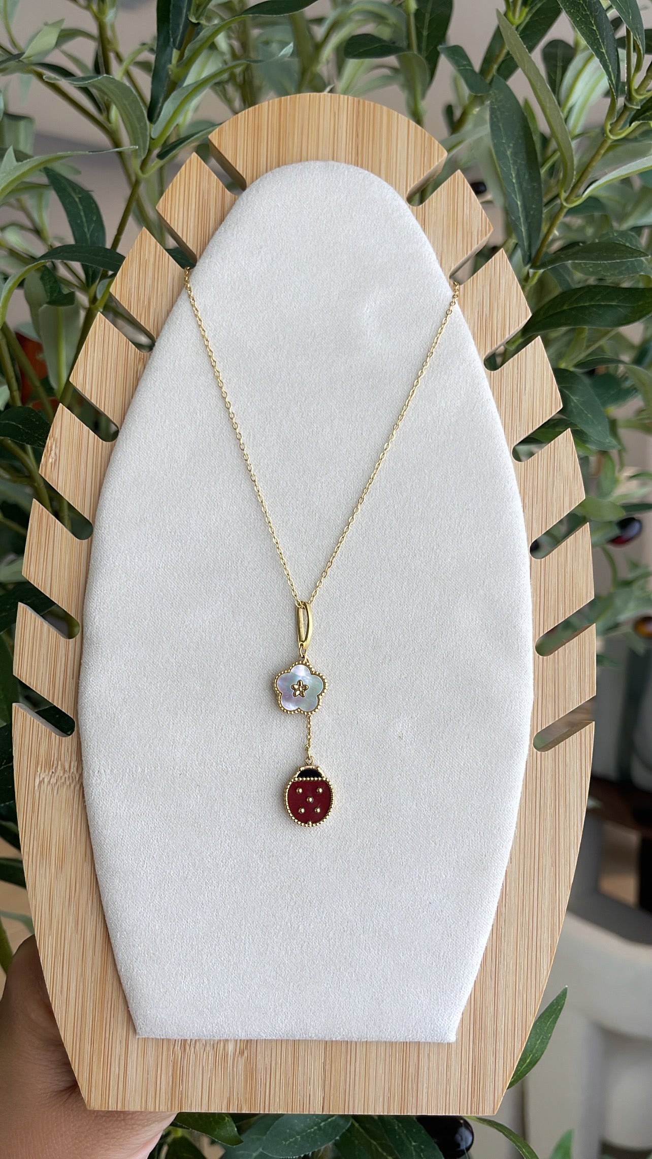 Van lady necklace