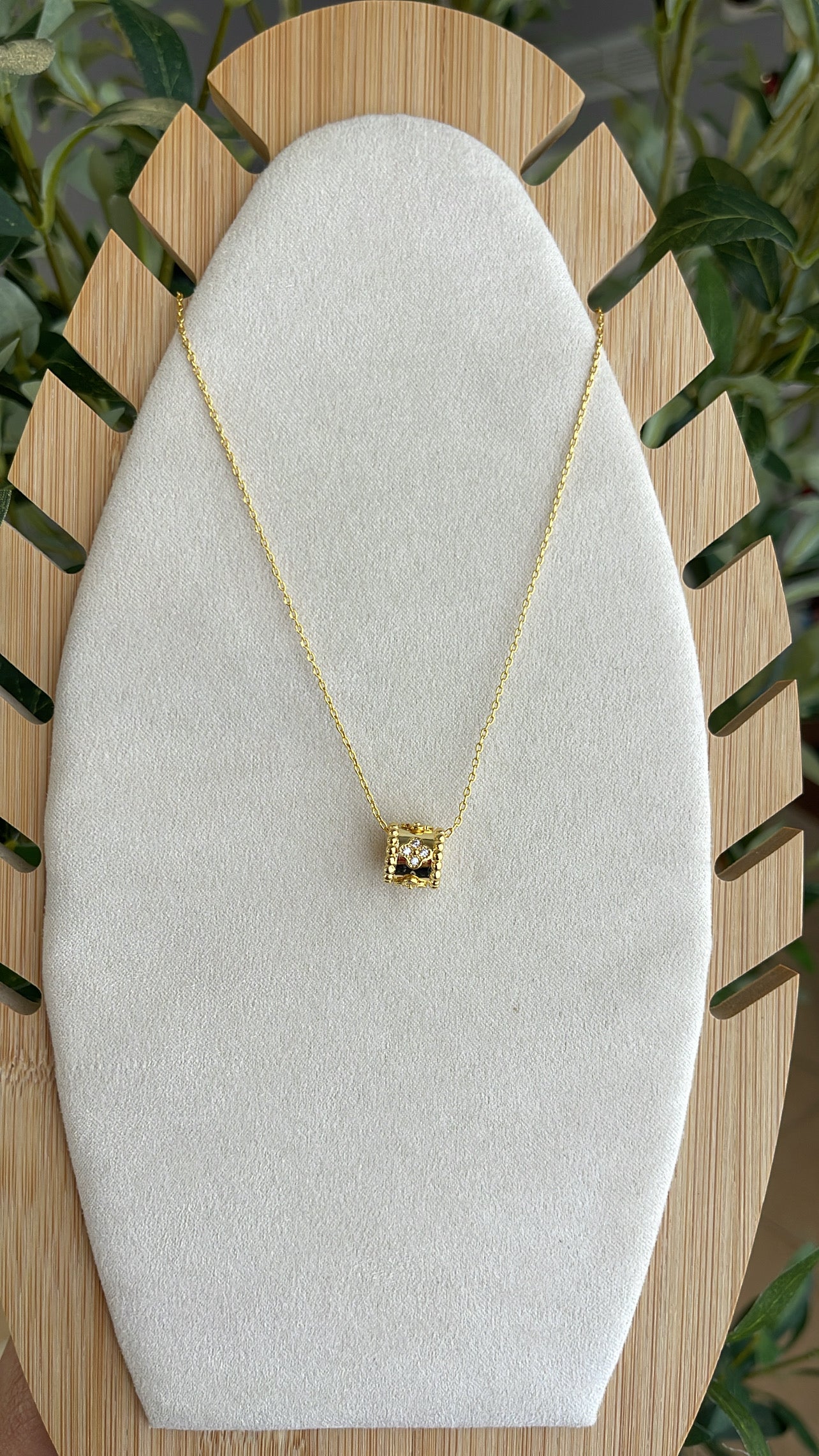 Van necklace
