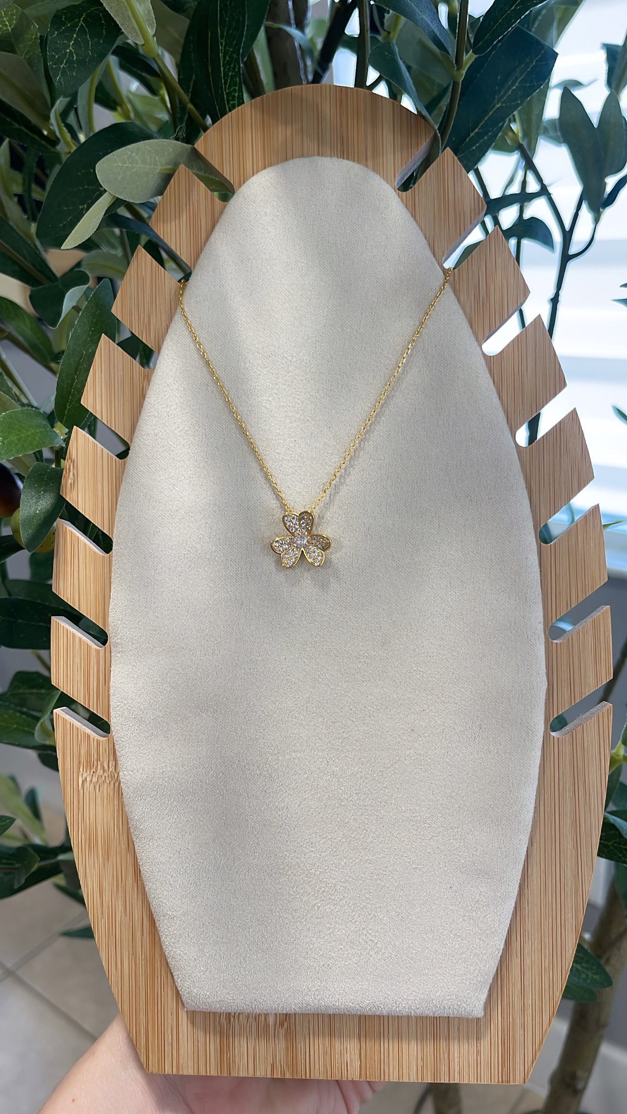 Van flower necklace
