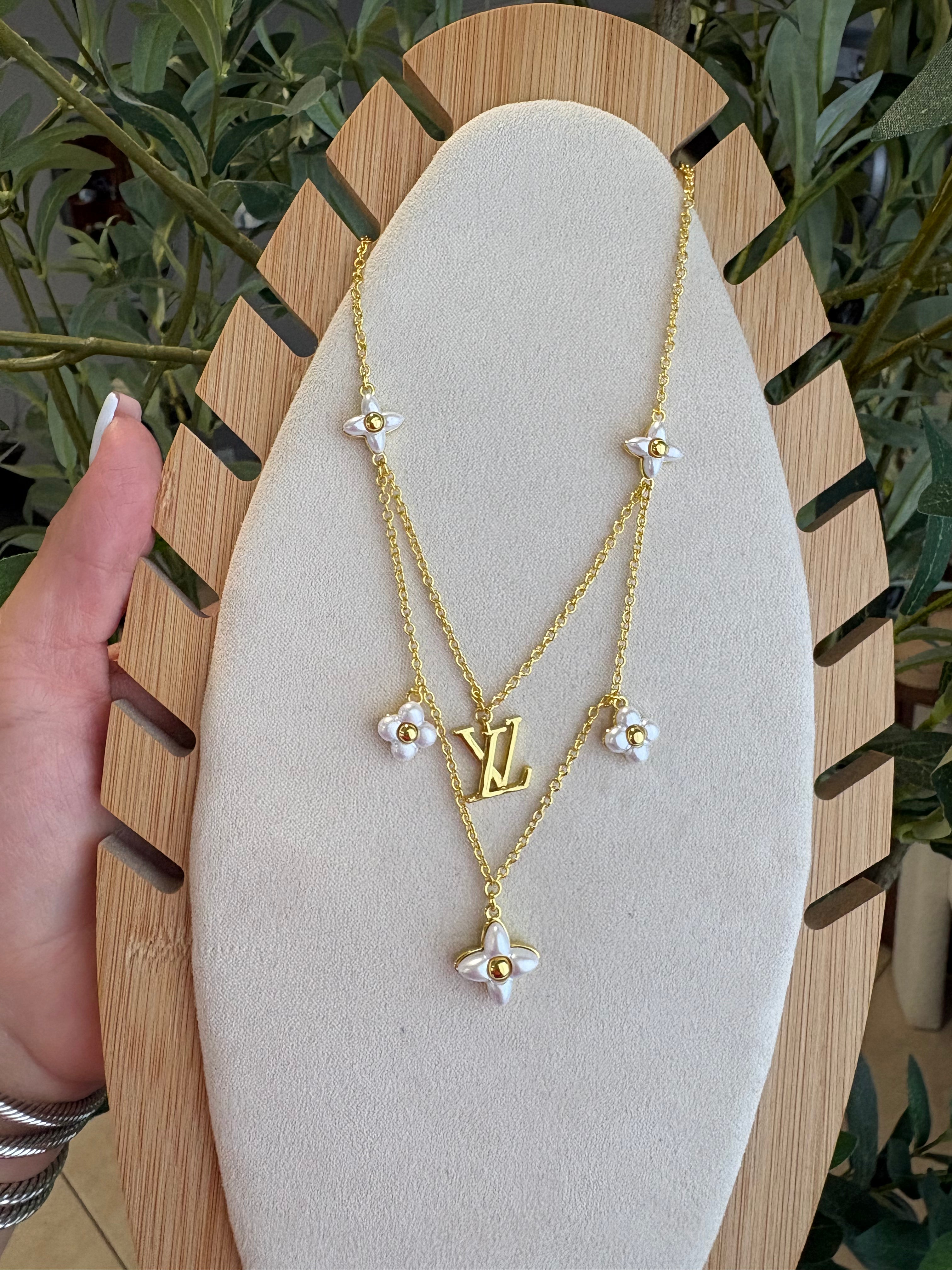 Lv white doble chain